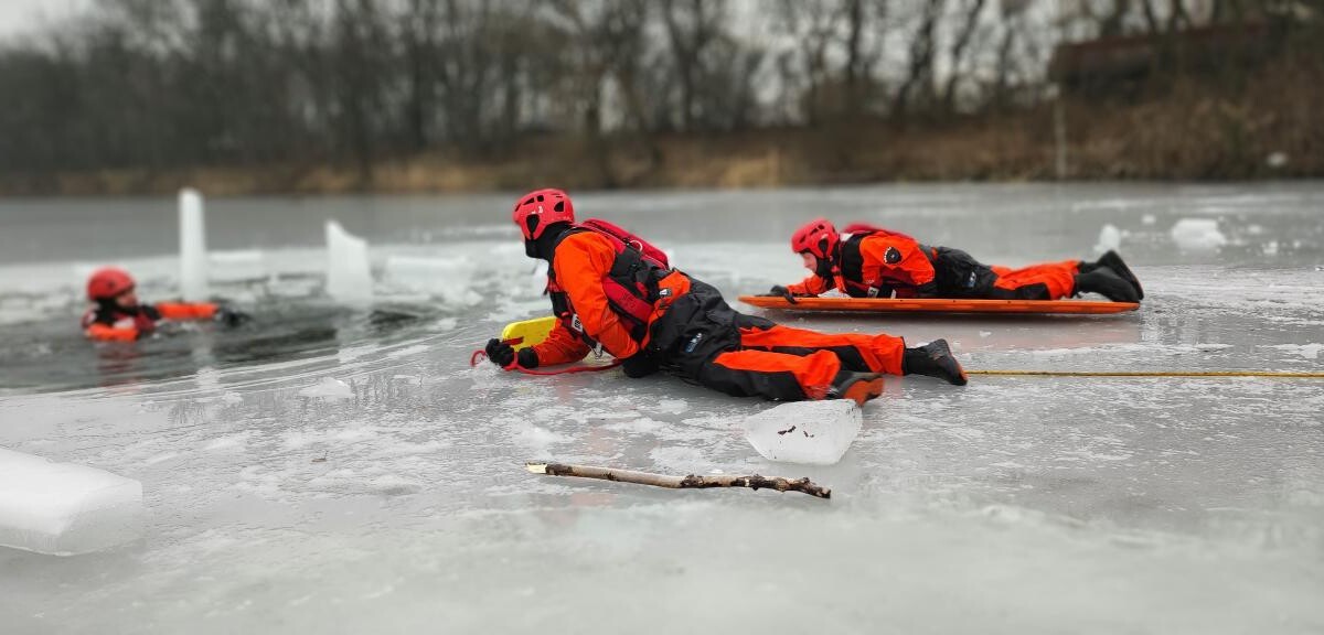 Ćwiczenia z ratownictwa lodowego odbyły się na stawie w Goduli. Policja, WOPR, Straż Miejska i inne służby doskonaliły techniki ratunkowe i prezentowały nowoczesny sprzęt / fot. KM PSP Ruda Śląska