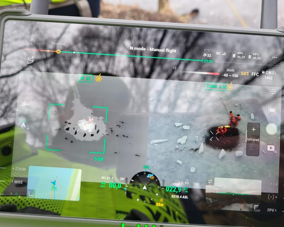 Ćwiczenia z ratownictwa lodowego odbyły się na stawie w Goduli. Policja, WOPR, Straż Miejska i inne służby doskonaliły techniki ratunkowe i prezentowały nowoczesny sprzęt / fot. KM PSP Ruda Śląska