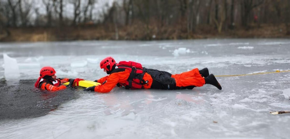 Ćwiczenia z ratownictwa lodowego odbyły się na stawie w Goduli. Policja, WOPR, Straż Miejska i inne służby doskonaliły techniki ratunkowe i prezentowały nowoczesny sprzęt / fot. KM PSP Ruda Śląska