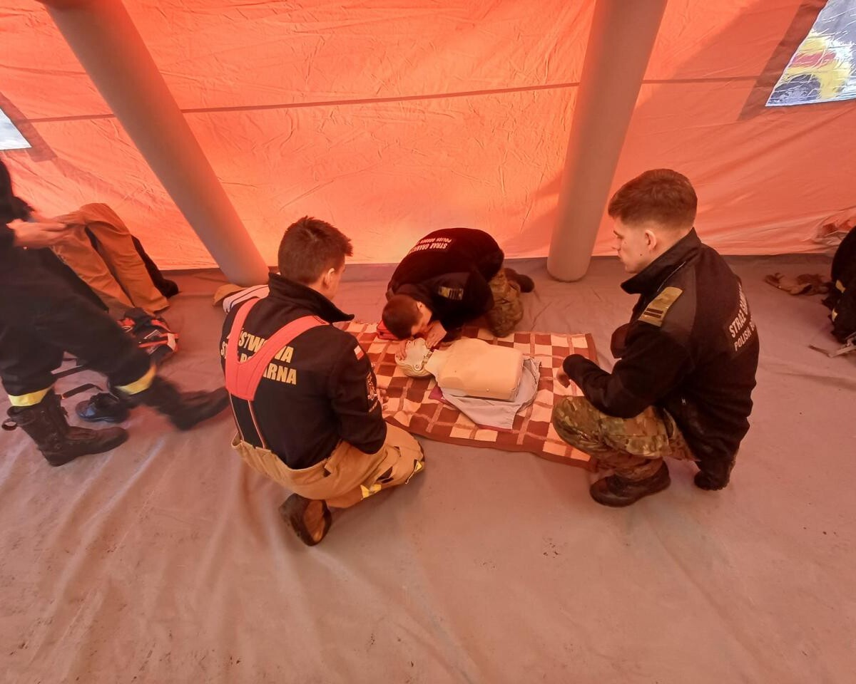 Ćwiczenia z ratownictwa lodowego odbyły się na stawie w Goduli. Policja, WOPR, Straż Miejska i inne służby doskonaliły techniki ratunkowe i prezentowały nowoczesny sprzęt / fot. KM PSP Ruda Śląska