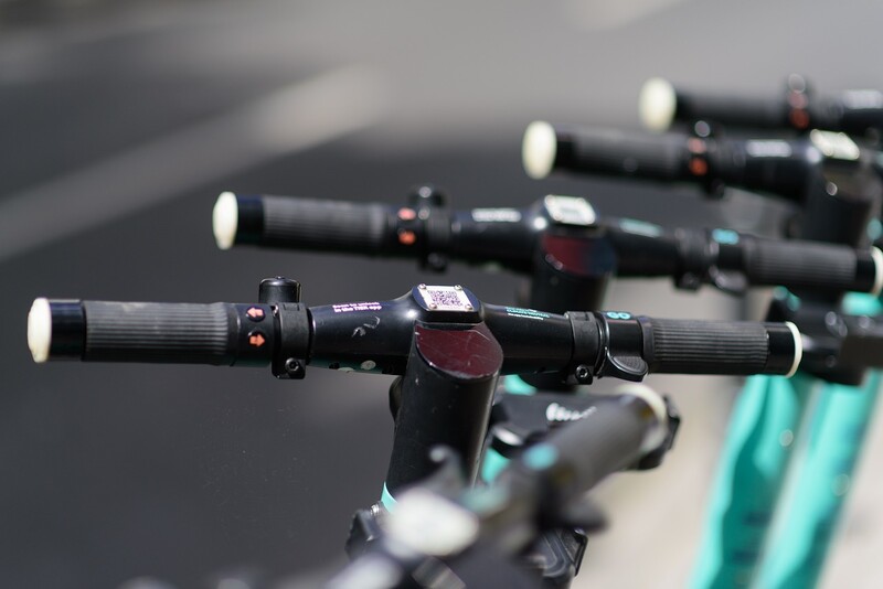 Czy znasz zasady poruszania się hulajnogą elektryczną?