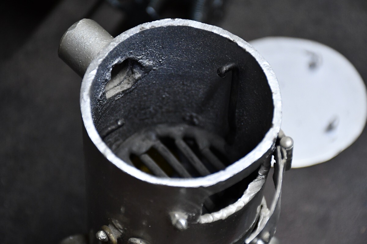 Dariusz Paszek, rudzianin na co dzień pracujący jako spawacz-hydraulik, w wolnych chwilach oddaje się swojej nietypowej pasji – tworzeniu dzieł sztuki z metalu i przemysłowych materiałów.