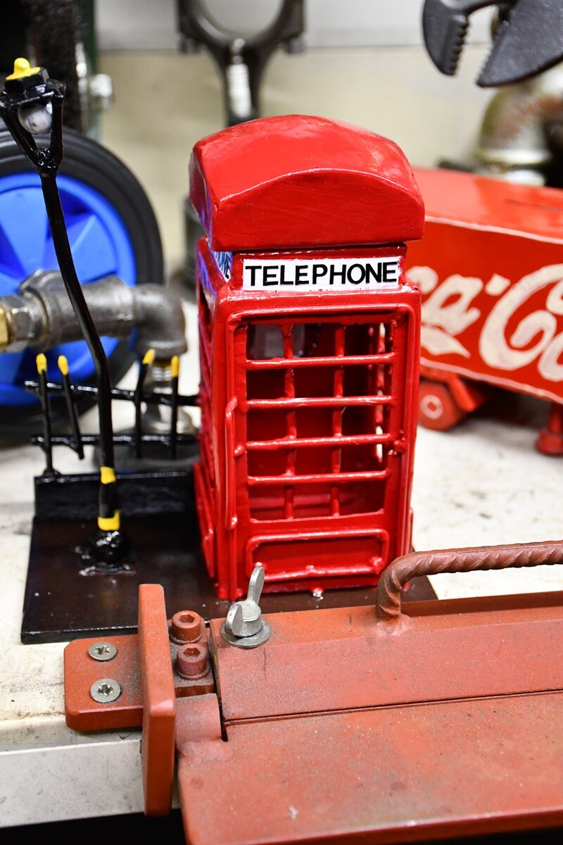 Dariusz Paszek, rudzianin na co dzień pracujący jako spawacz-hydraulik, w wolnych chwilach oddaje się swojej nietypowej pasji – tworzeniu dzieł sztuki z metalu i przemysłowych materiałów.