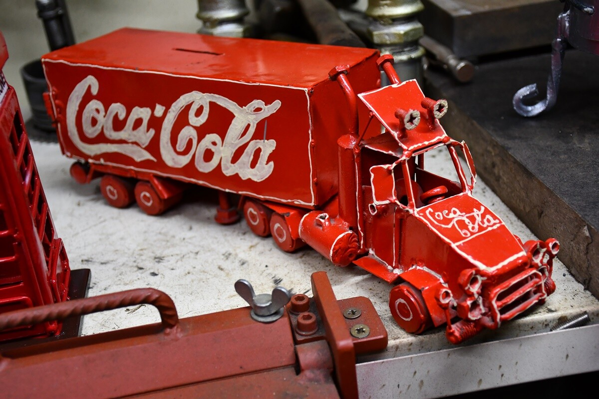 Dariusz Paszek, rudzianin na co dzień pracujący jako spawacz-hydraulik, w wolnych chwilach oddaje się swojej nietypowej pasji – tworzeniu dzieł sztuki z metalu i przemysłowych materiałów.