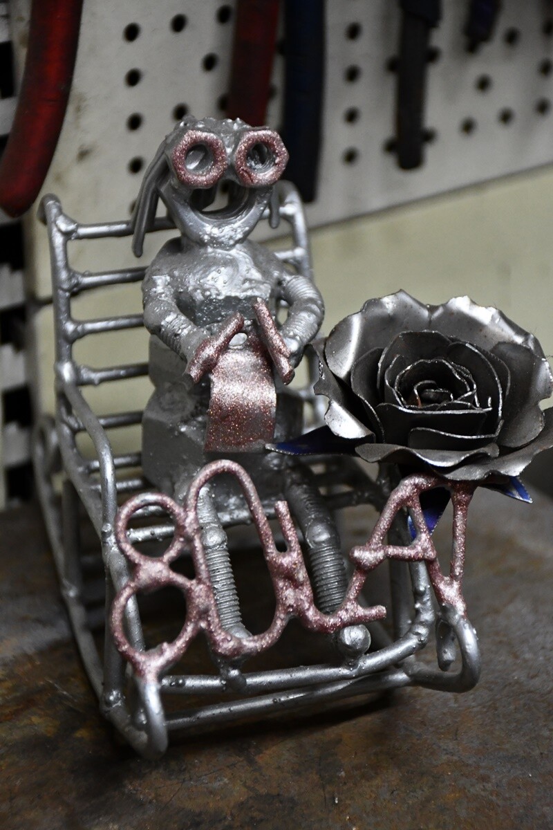 Dariusz Paszek, rudzianin na co dzień pracujący jako spawacz-hydraulik, w wolnych chwilach oddaje się swojej nietypowej pasji – tworzeniu dzieł sztuki z metalu i przemysłowych materiałów.