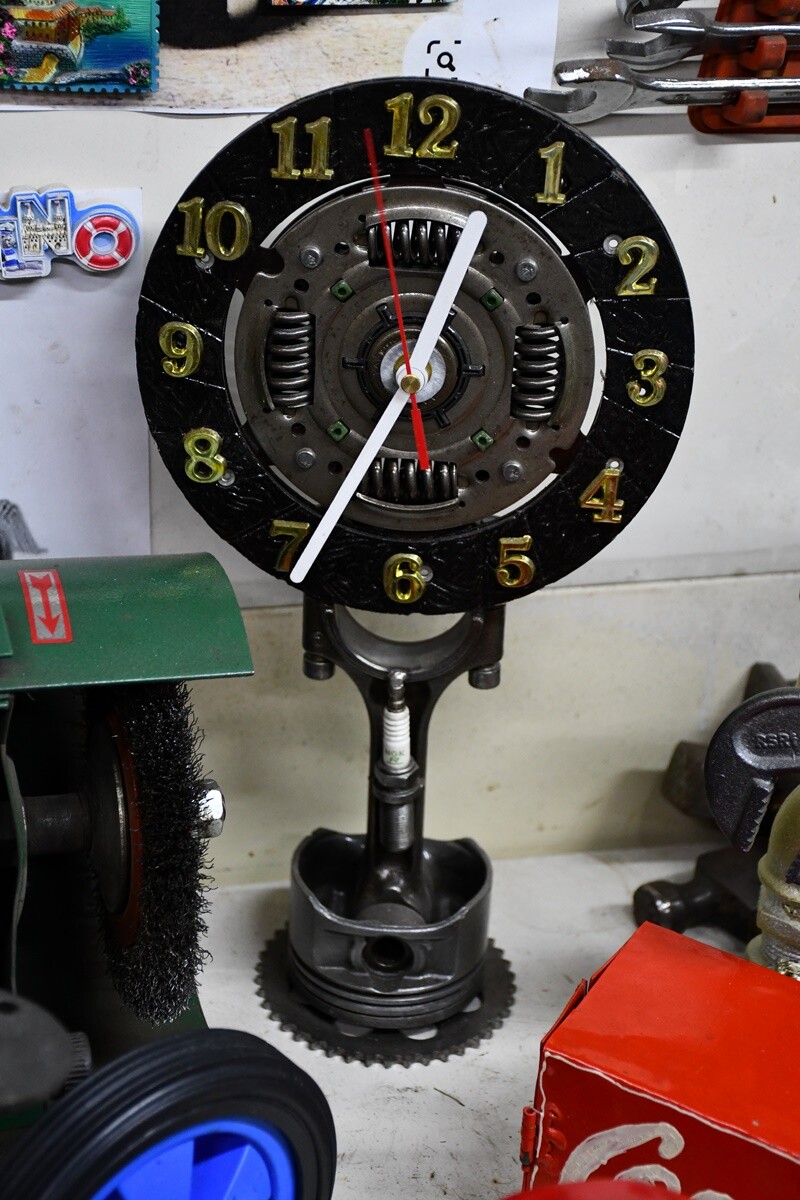 Dariusz Paszek, rudzianin na co dzień pracujący jako spawacz-hydraulik, w wolnych chwilach oddaje się swojej nietypowej pasji – tworzeniu dzieł sztuki z metalu i przemysłowych materiałów.