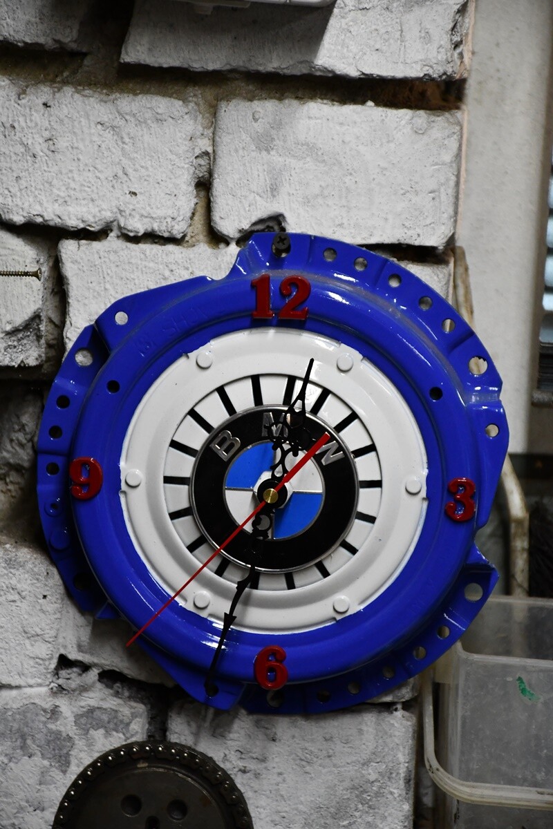 Dariusz Paszek, rudzianin na co dzień pracujący jako spawacz-hydraulik, w wolnych chwilach oddaje się swojej nietypowej pasji – tworzeniu dzieł sztuki z metalu i przemysłowych materiałów.