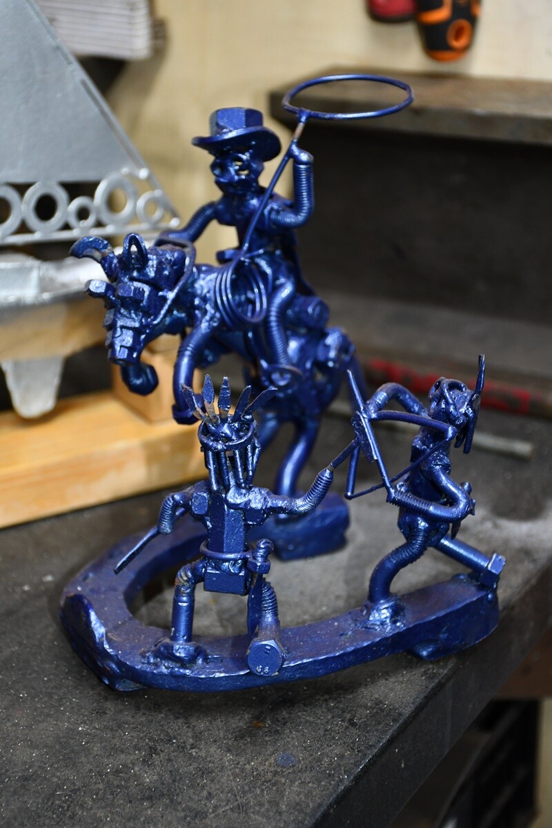 Dariusz Paszek, rudzianin na co dzień pracujący jako spawacz-hydraulik, w wolnych chwilach oddaje się swojej nietypowej pasji – tworzeniu dzieł sztuki z metalu i przemysłowych materiałów.