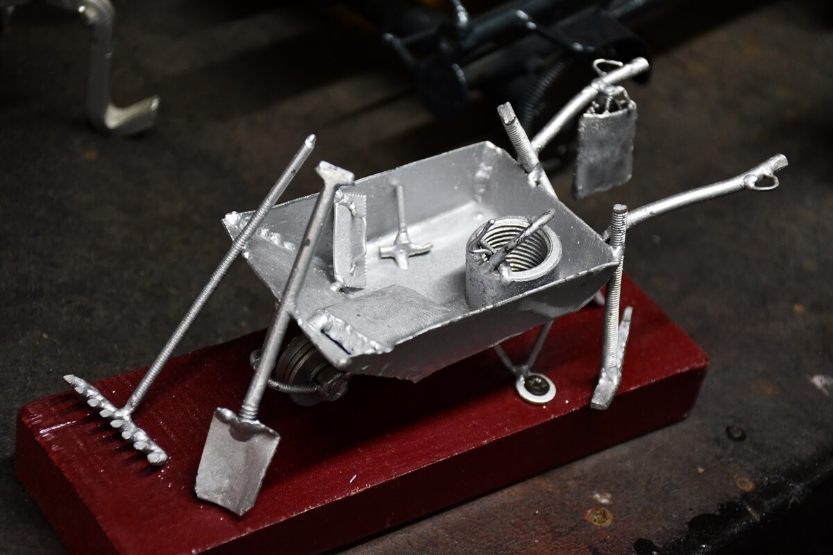 Dariusz Paszek, rudzianin na co dzień pracujący jako spawacz-hydraulik, w wolnych chwilach oddaje się swojej nietypowej pasji – tworzeniu dzieł sztuki z metalu i przemysłowych materiałów.