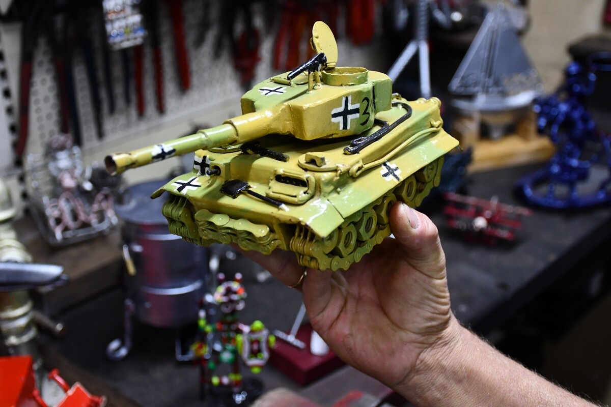 Dariusz Paszek, rudzianin na co dzień pracujący jako spawacz-hydraulik, w wolnych chwilach oddaje się swojej nietypowej pasji – tworzeniu dzieł sztuki z metalu i przemysłowych materiałów.