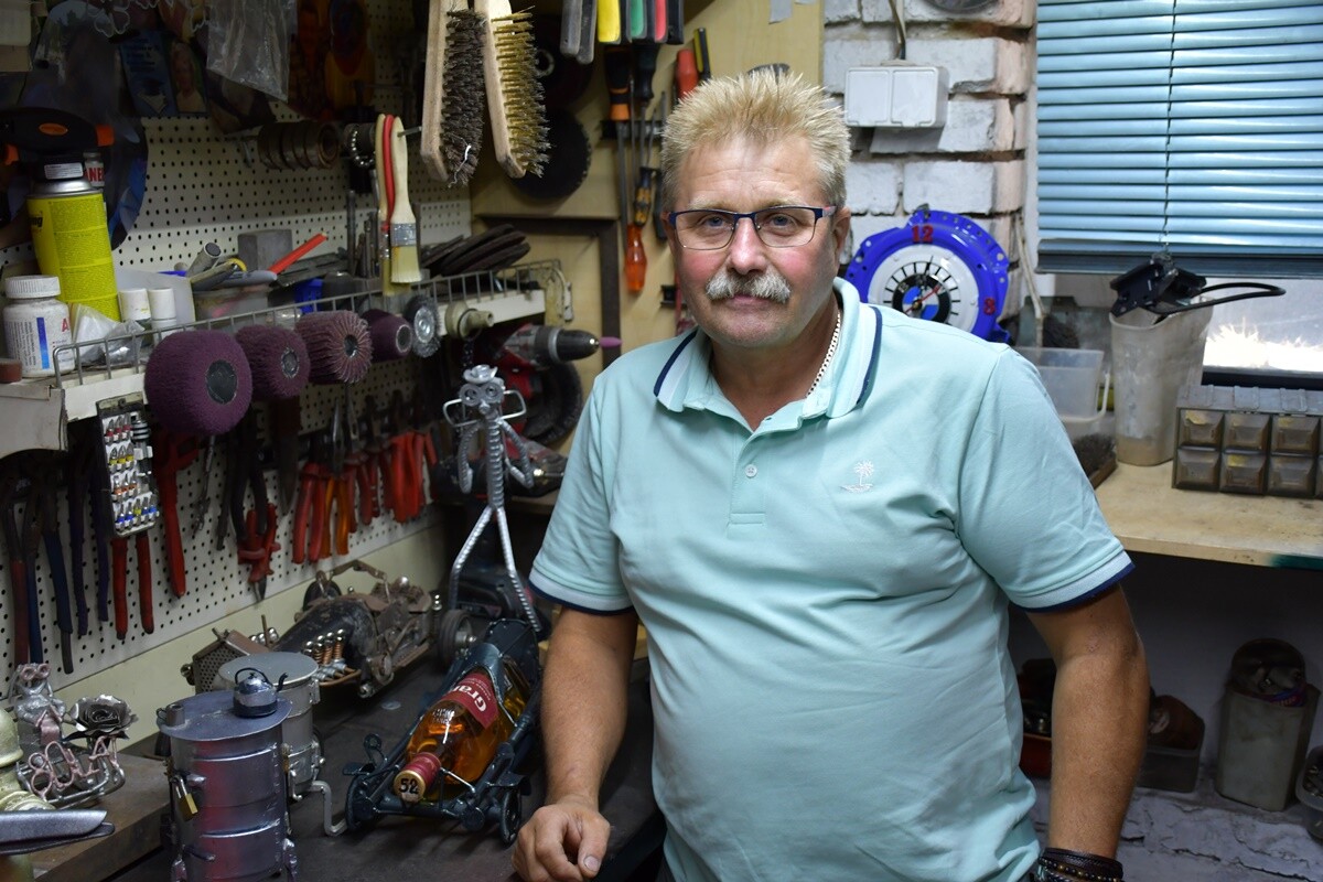 Dariusz Paszek, rudzianin na co dzień pracujący jako spawacz-hydraulik, w wolnych chwilach oddaje się swojej nietypowej pasji – tworzeniu dzieł sztuki z metalu i przemysłowych materiałów.