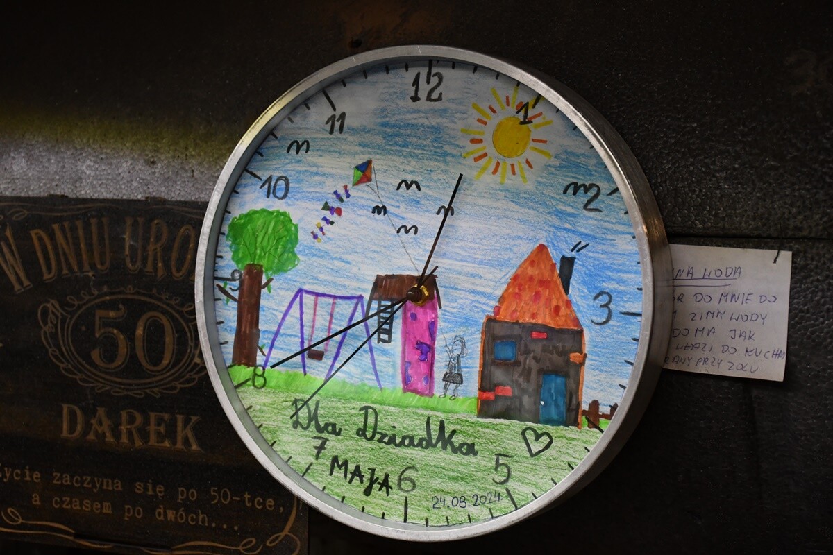 Dariusz Paszek, rudzianin na co dzień pracujący jako spawacz-hydraulik, w wolnych chwilach oddaje się swojej nietypowej pasji – tworzeniu dzieł sztuki z metalu i przemysłowych materiałów.