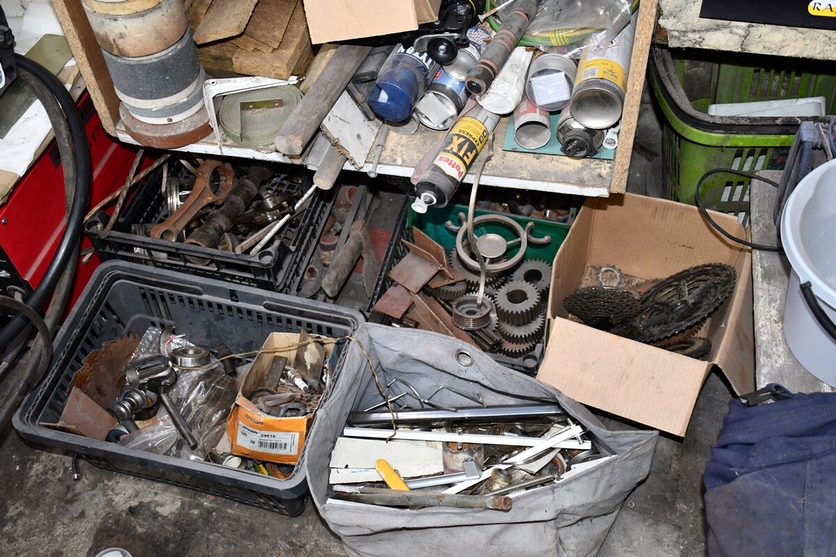 Dariusz Paszek, rudzianin na co dzień pracujący jako spawacz-hydraulik, w wolnych chwilach oddaje się swojej nietypowej pasji – tworzeniu dzieł sztuki z metalu i przemysłowych materiałów.