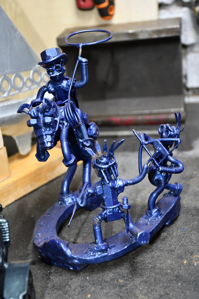 Dariusz Paszek, rudzianin na co dzień pracujący jako spawacz-hydraulik, w wolnych chwilach oddaje się swojej nietypowej pasji – tworzeniu dzieł sztuki z metalu i przemysłowych materiałów.