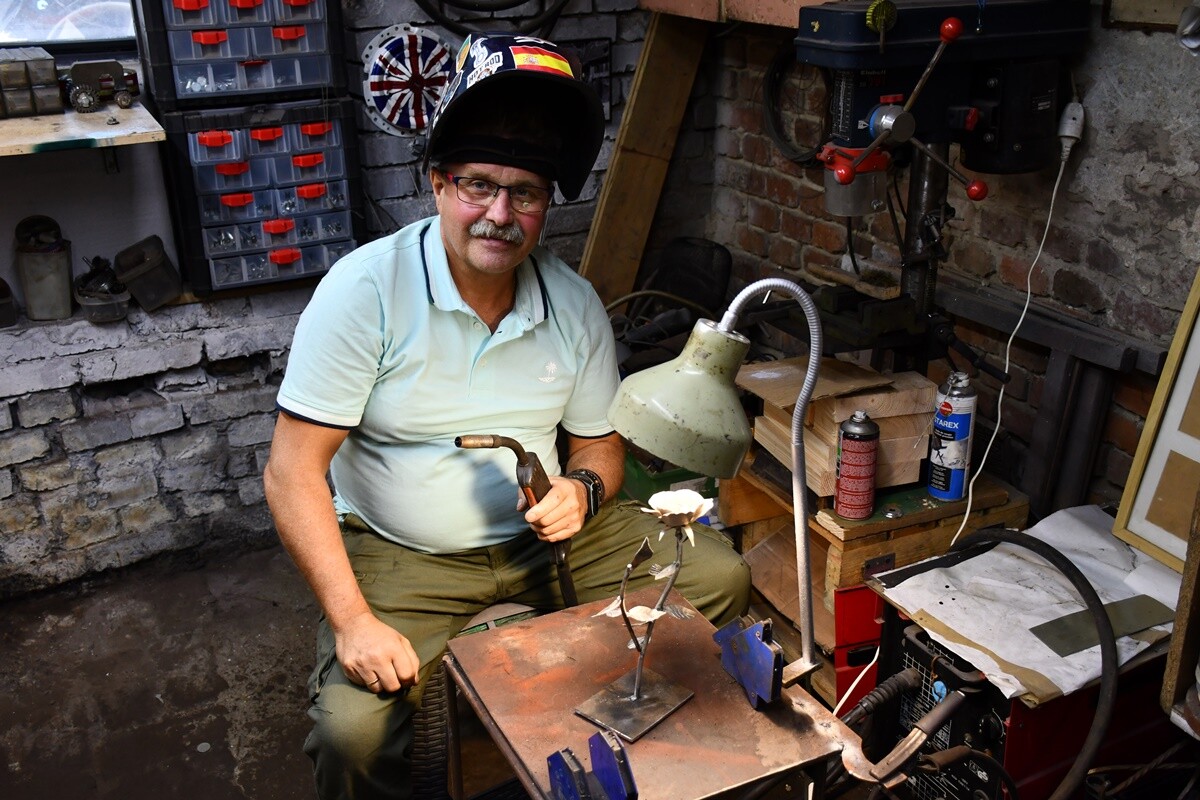 Dariusz Paszek, rudzianin na co dzień pracujący jako spawacz-hydraulik, w wolnych chwilach oddaje się swojej nietypowej pasji – tworzeniu dzieł sztuki z metalu i przemysłowych materiałów.