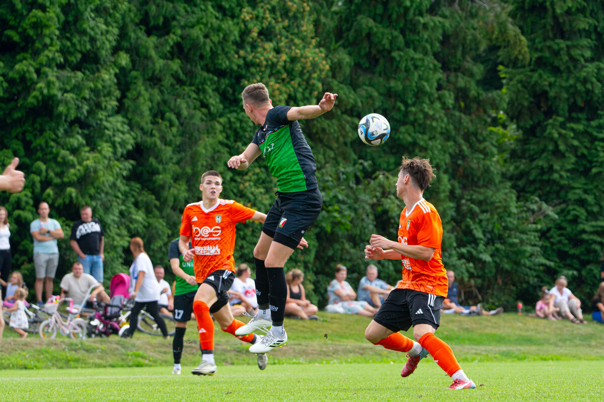 Wczorajsze derby na stadionie TP Jastrząb Bielszowice dostarczyły emocji, na które kibice czekali od początku sezonu / fot. Marek Faber