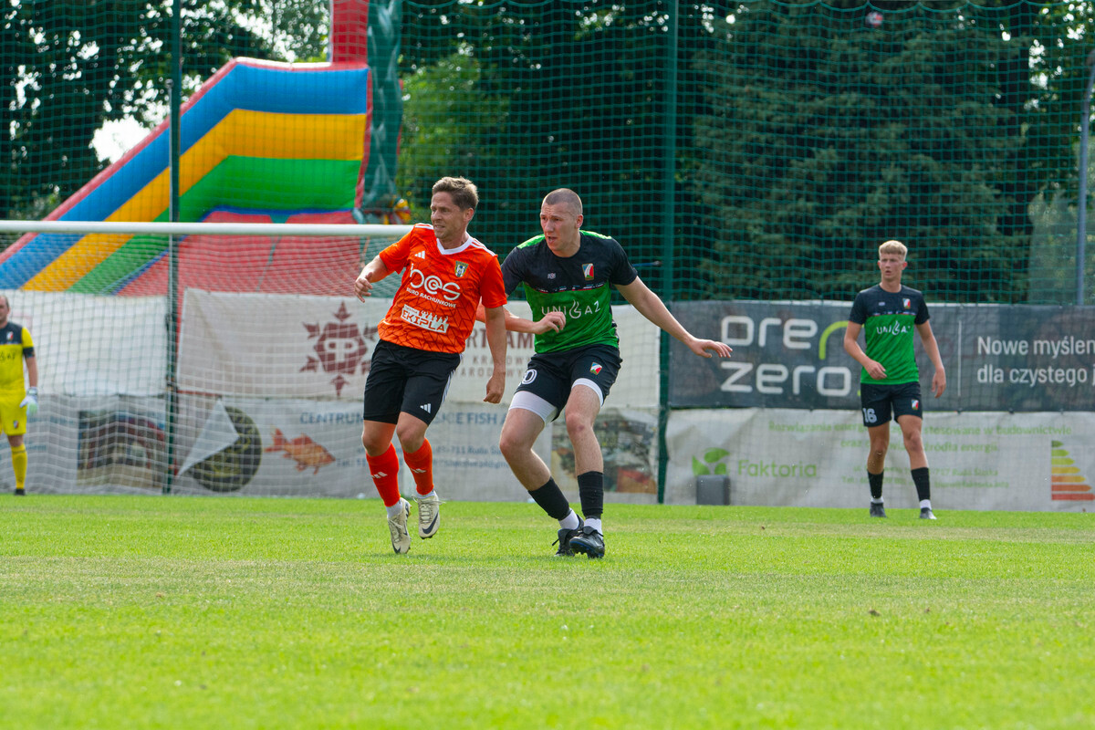 Wczorajsze derby na stadionie TP Jastrząb Bielszowice dostarczyły emocji, na które kibice czekali od początku sezonu / fot. Marek Faber