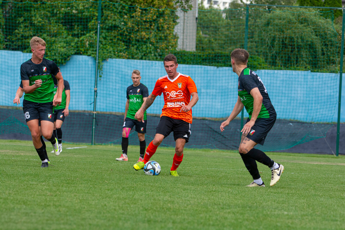 Wczorajsze derby na stadionie TP Jastrząb Bielszowice dostarczyły emocji, na które kibice czekali od początku sezonu / fot. Marek Faber