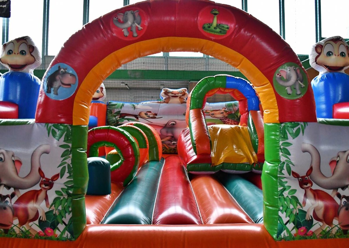 Trwa "Dmuchane Zakończenie Ferii". Atrakcji dla dzieci jest tutaj co niemiara! / fot. Jacek Knapik