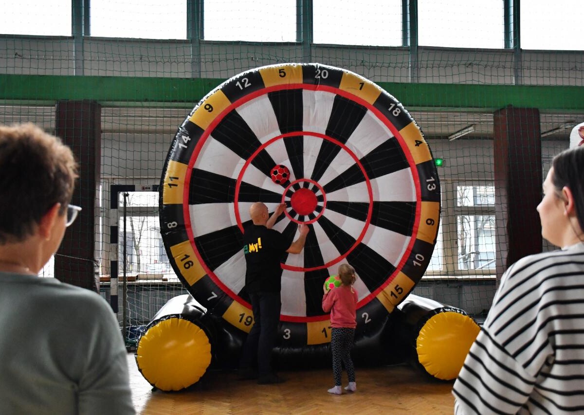 Trwa "Dmuchane Zakończenie Ferii". Atrakcji dla dzieci jest tutaj co niemiara! / fot. Jacek Knapik