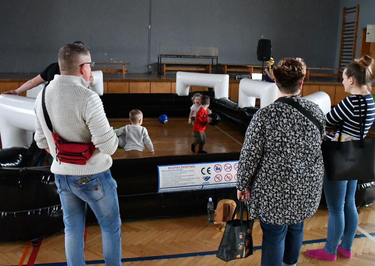 Trwa "Dmuchane Zakończenie Ferii". Atrakcji dla dzieci jest tutaj co niemiara! / fot. Jacek Knapik