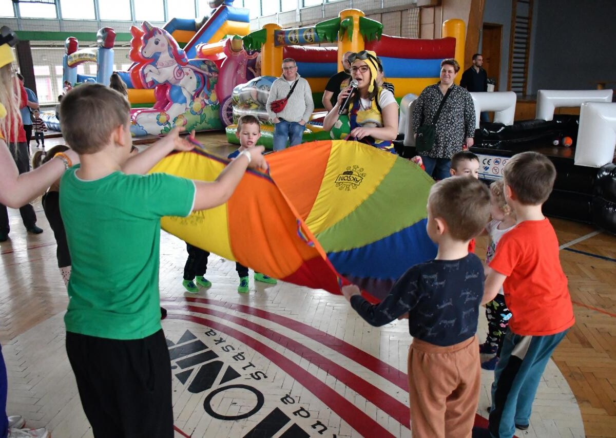 Trwa "Dmuchane Zakończenie Ferii". Atrakcji dla dzieci jest tutaj co niemiara! / fot. Jacek Knapik