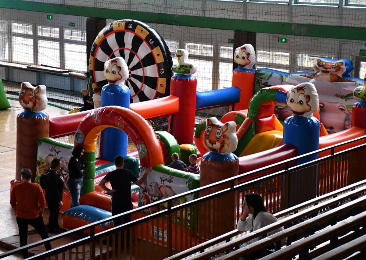 Trwa "Dmuchane Zakończenie Ferii". Atrakcji dla dzieci jest tutaj co niemiara! / fot. Jacek Knapik