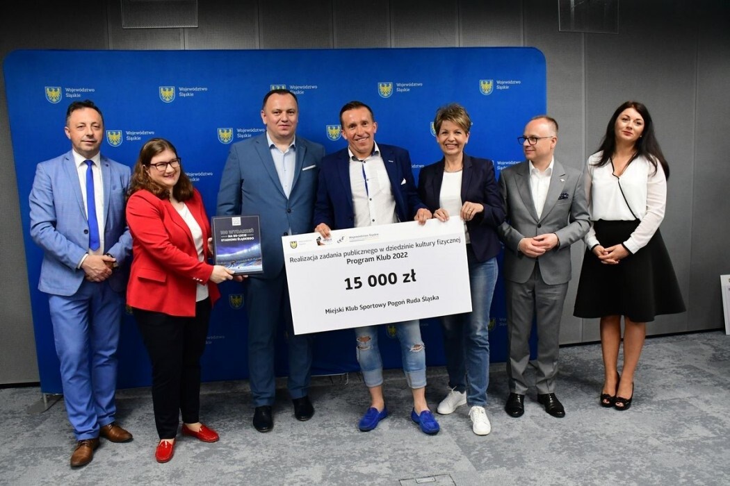 Aż 158 podmiotów odebrało w ubiegłym tygodniu symboliczne czeki i umowy w kolejnej odsłonie Programów Klub i Grant adresowanych do środowisk sportowych. Wśród nich znalazły się także kluby i stowarzyszenia z Rudy Śląskiej. 

fot. Patryk Pyrlik / UMWS
