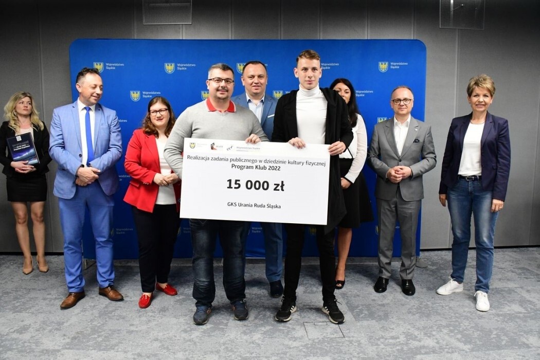 Aż 158 podmiotów odebrało w ubiegłym tygodniu symboliczne czeki i umowy w kolejnej odsłonie Programów Klub i Grant adresowanych do środowisk sportowych. Wśród nich znalazły się także kluby i stowarzyszenia z Rudy Śląskiej. 

fot. Patryk Pyrlik / UMWS