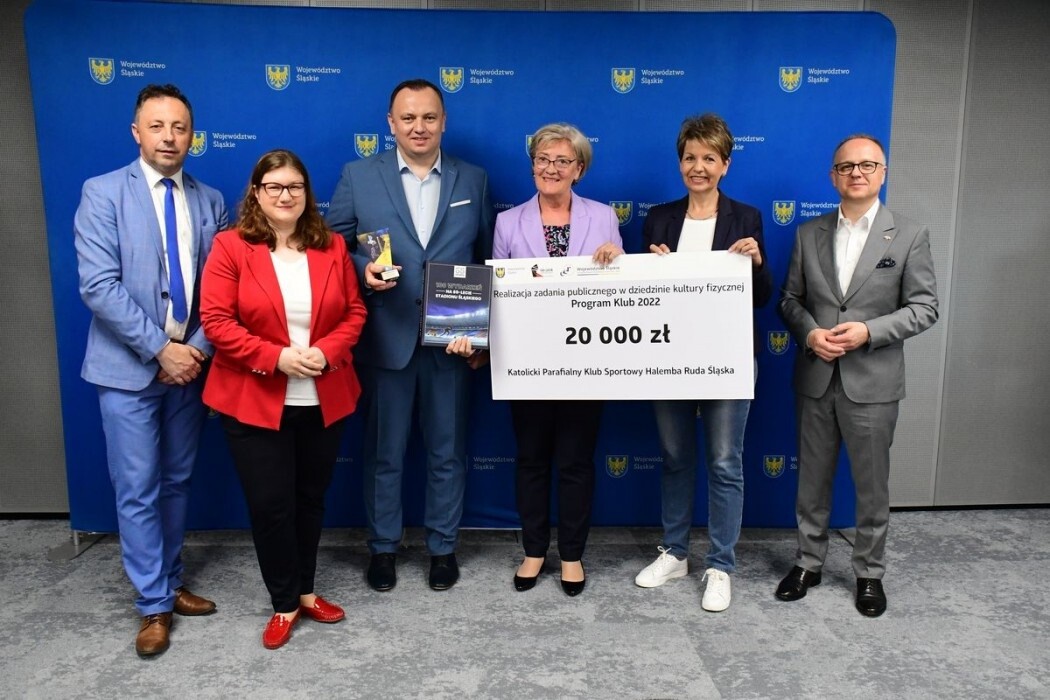 Aż 158 podmiotów odebrało w ubiegłym tygodniu symboliczne czeki i umowy w kolejnej odsłonie Programów Klub i Grant adresowanych do środowisk sportowych. Wśród nich znalazły się także kluby i stowarzyszenia z Rudy Śląskiej. 

fot. Patryk Pyrlik / UMWS