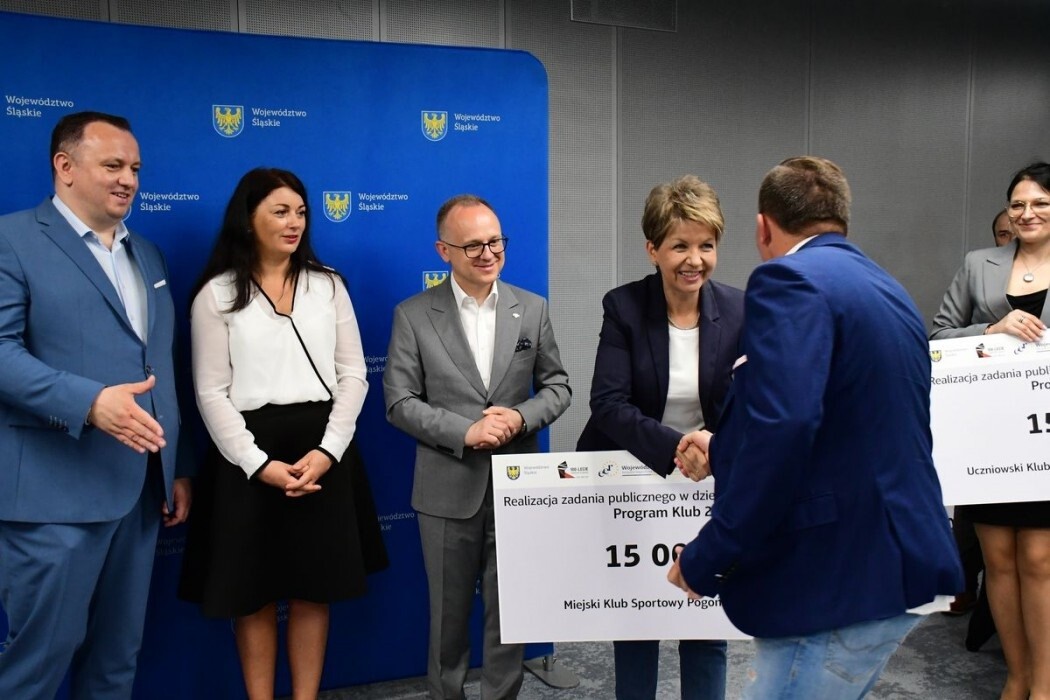 Aż 158 podmiotów odebrało w ubiegłym tygodniu symboliczne czeki i umowy w kolejnej odsłonie Programów Klub i Grant adresowanych do środowisk sportowych. Wśród nich znalazły się także kluby i stowarzyszenia z Rudy Śląskiej. 

fot. Patryk Pyrlik / UMWS