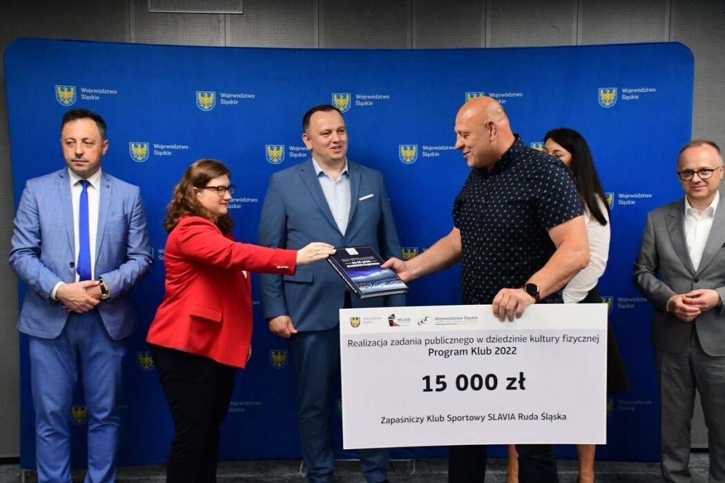 Aż 158 podmiotów odebrało w ubiegłym tygodniu symboliczne czeki i umowy w kolejnej odsłonie Programów Klub i Grant adresowanych do środowisk sportowych. Wśród nich znalazły się także kluby i stowarzyszenia z Rudy Śląskiej. 

fot. Patryk Pyrlik / UMWS
