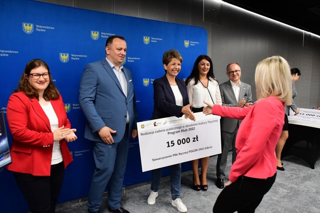 Aż 158 podmiotów odebrało w ubiegłym tygodniu symboliczne czeki i umowy w kolejnej odsłonie Programów Klub i Grant adresowanych do środowisk sportowych. Wśród nich znalazły się także kluby i stowarzyszenia z Rudy Śląskiej. 

fot. Patryk Pyrlik / UMWS