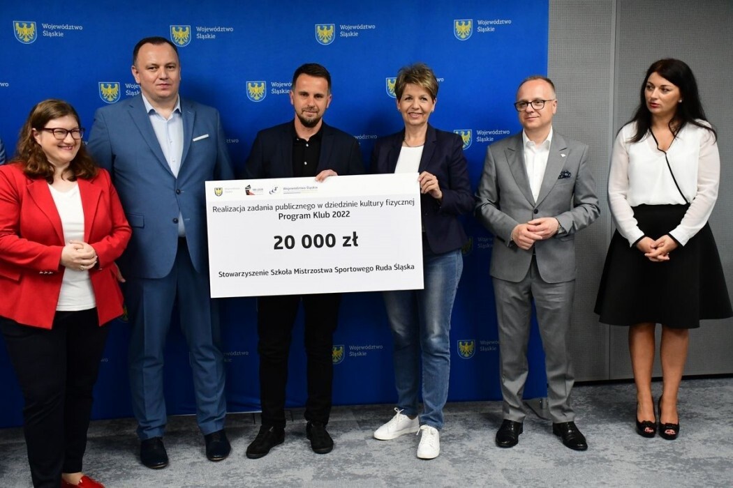 Aż 158 podmiotów odebrało w ubiegłym tygodniu symboliczne czeki i umowy w kolejnej odsłonie Programów Klub i Grant adresowanych do środowisk sportowych. Wśród nich znalazły się także kluby i stowarzyszenia z Rudy Śląskiej. 

fot. Patryk Pyrlik / UMWS
