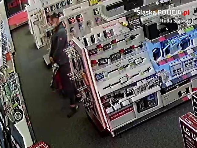 Dokonał kradzieży kilku par słuchawek wartości ponad 1200 zł. Rozpoznajesz go?