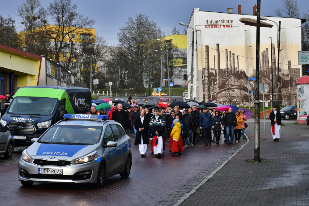 Droga Krzyżowa organizowana przez Parafię pw. św. Wawrzyńca i św. Antoniego w Wirku/fot. Jacek Knapik