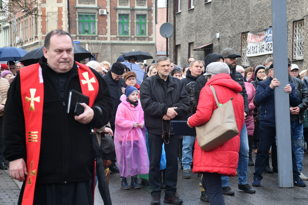 Droga Krzyżowa organizowana przez Parafię pw. św. Wawrzyńca i św. Antoniego w Wirku/fot. Jacek Knapik