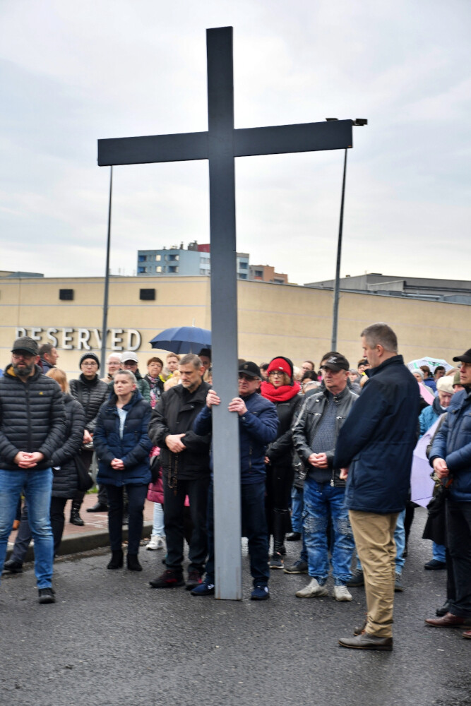 Droga Krzyżowa organizowana przez Parafię pw. św. Wawrzyńca i św. Antoniego w Wirku/fot. Jacek Knapik