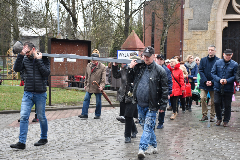 Droga Krzyżowa organizowana przez Parafię pw. św. Wawrzyńca i św. Antoniego w Wirku/fot. Jacek Knapik