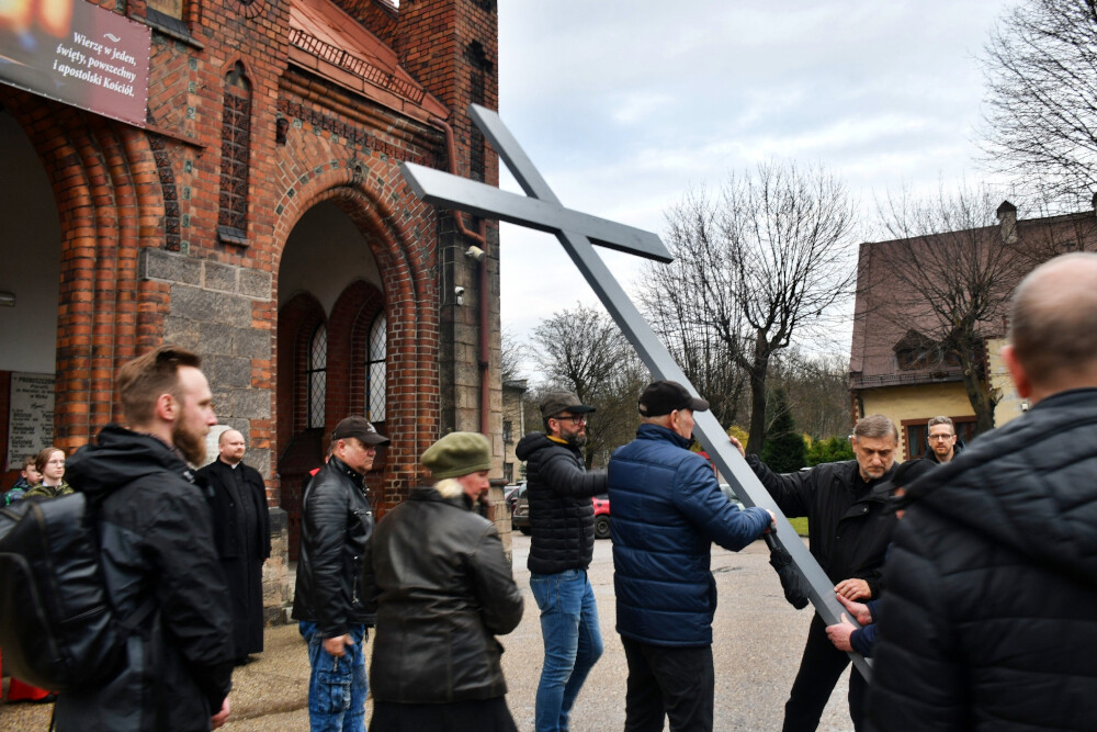 Droga Krzyżowa organizowana przez Parafię pw. św. Wawrzyńca i św. Antoniego w Wirku/fot. Jacek Knapik