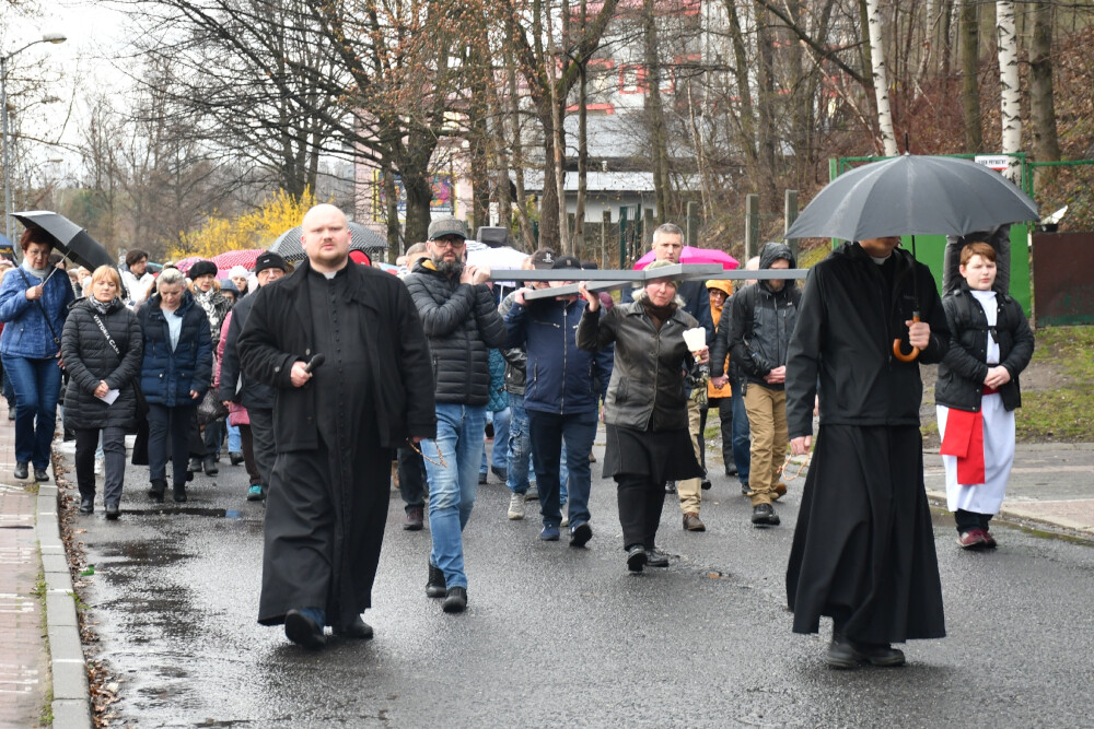 Droga Krzyżowa organizowana przez Parafię pw. św. Wawrzyńca i św. Antoniego w Wirku/fot. Jacek Knapik