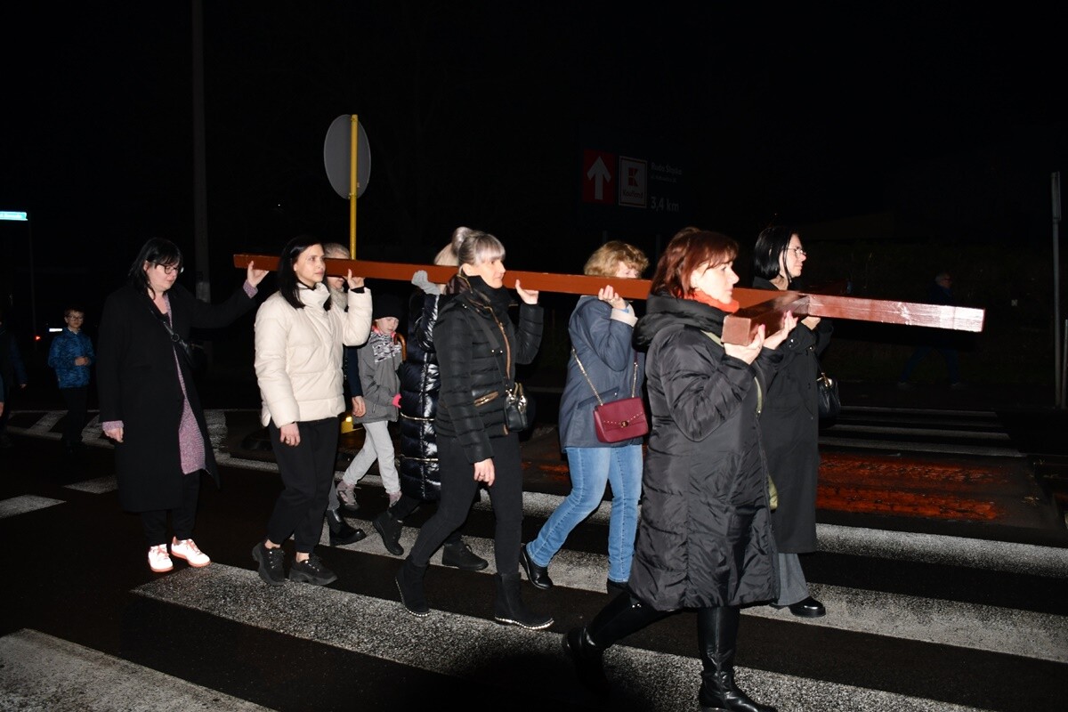 Droga Krzyżowa ulicami miasta. / fot. Jacek Knapik