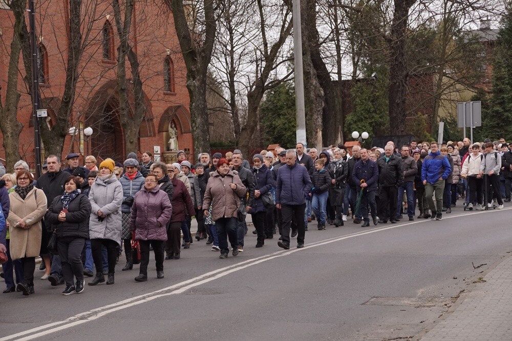 W piątek przed Niedzielą Palmową z kościoła pod wezwaniem św. Marii Magdaleny w Bielszowicach wyruszyła procesja drogi krzyżowej.
