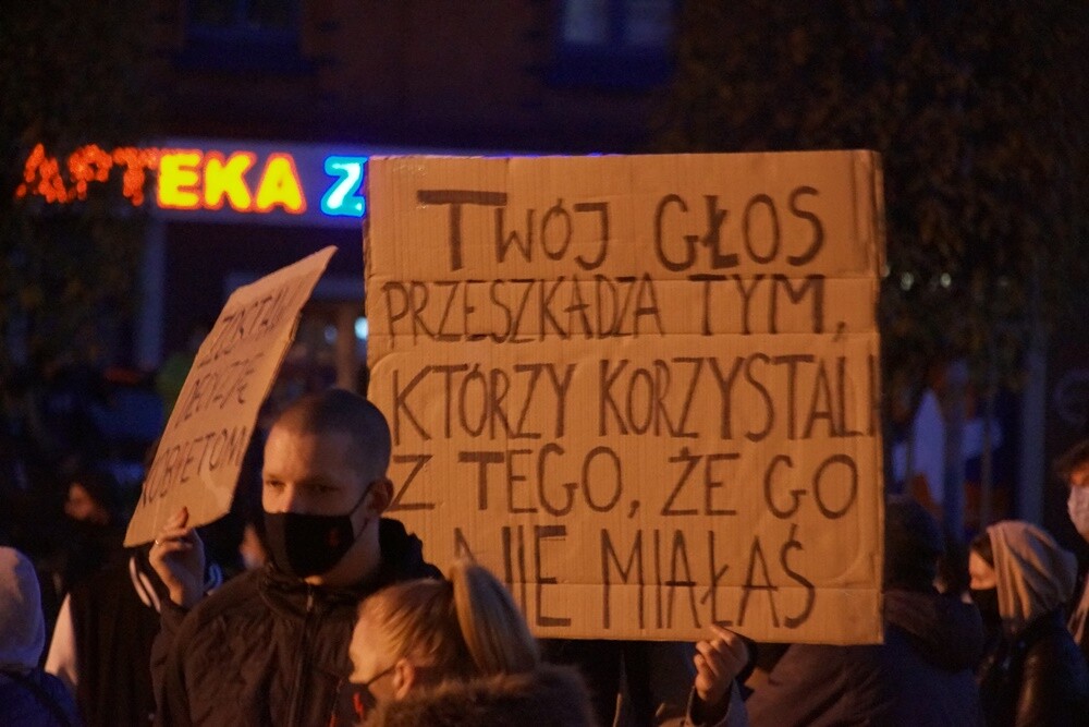 Rudzianki znowu zamanifestowały na rynku w Nowym Bytomiu swój sprzeciw w sprawie wyroku Trybunału Konstytucyjnego. W sobotę, 31 października, w Rudzie Śląskiej odbył się drugi protest kobiet.