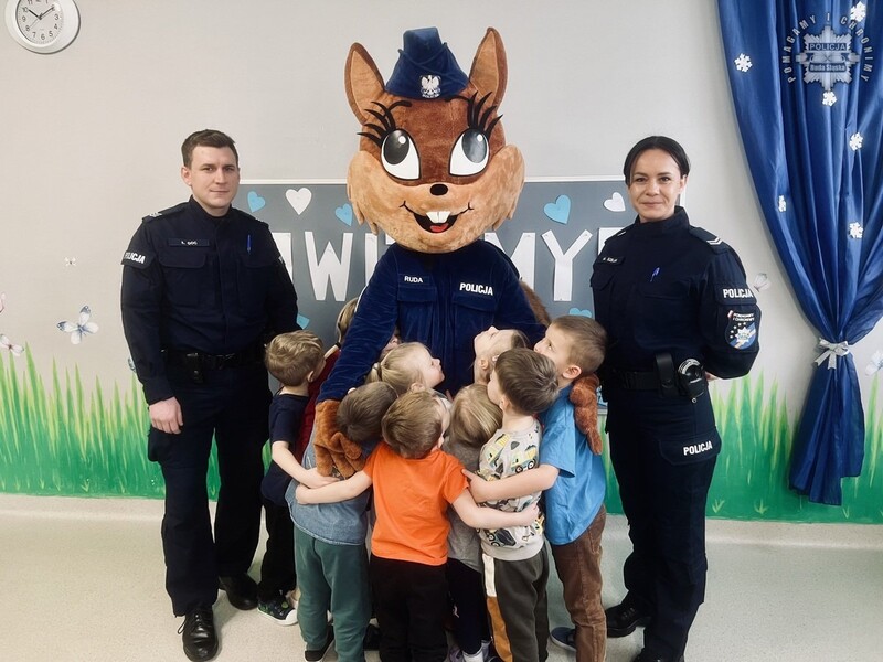 Dzieci w Rudzie Śląskiej uczą się bezpieczeństwa na stoku z Policją i Sierżantem Rudą