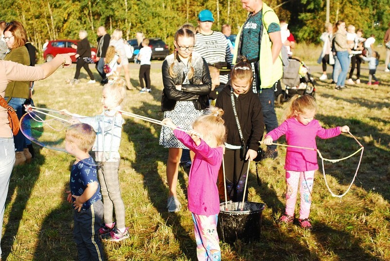 Dzień Baniek Mydlanych za nami! W niedzielę, 3 października, na terenach zielonych przy ulicy Górnośląskich w Rudzie Śląskiej-Bykowinie pojawiły się prawdziwe tłumy. Rudzian przyciągnęła zapowiedź dobrej zabawy i spotkania z Kicią Kocią. Zapowiadano moc atrakcji, ale rzeczywistość okazała się nieco inna. Zobaczcie fotorelację!