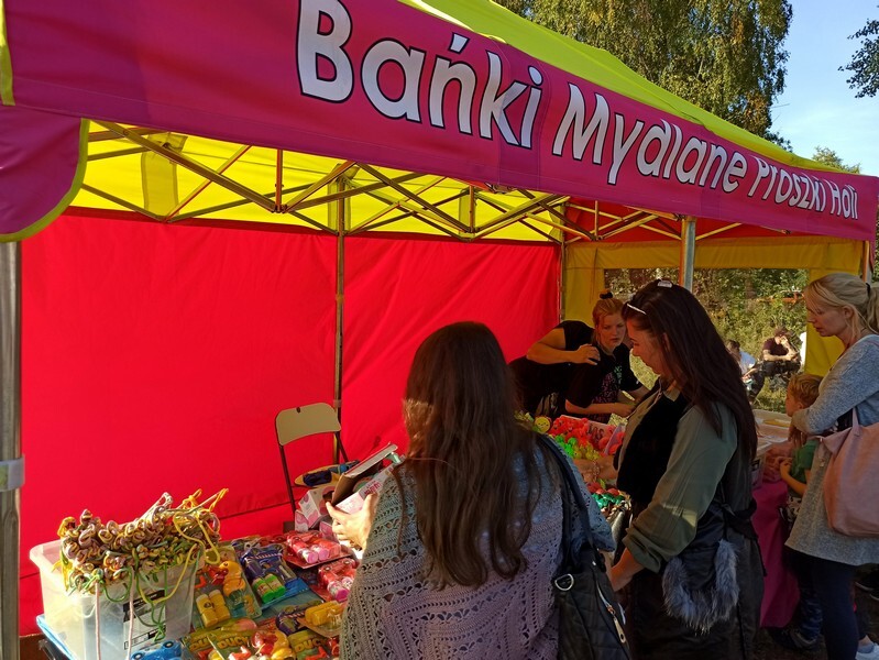 Dzień Baniek Mydlanych za nami! W niedzielę, 3 października, na terenach zielonych przy ulicy Górnośląskich w Rudzie Śląskiej-Bykowinie pojawiły się prawdziwe tłumy. Rudzian przyciągnęła zapowiedź dobrej zabawy i spotkania z Kicią Kocią. Zapowiadano moc atrakcji, ale rzeczywistość okazała się nieco inna. Zobaczcie fotorelację!