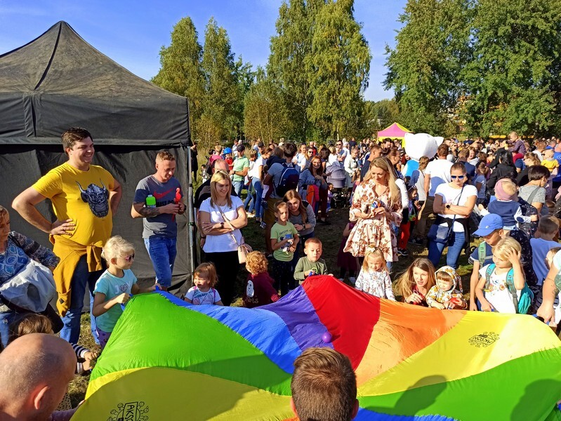 Dzień Baniek Mydlanych za nami! W niedzielę, 3 października, na terenach zielonych przy ulicy Górnośląskich w Rudzie Śląskiej-Bykowinie pojawiły się prawdziwe tłumy. Rudzian przyciągnęła zapowiedź dobrej zabawy i spotkania z Kicią Kocią. Zapowiadano moc atrakcji, ale rzeczywistość okazała się nieco inna. Zobaczcie fotorelację!
