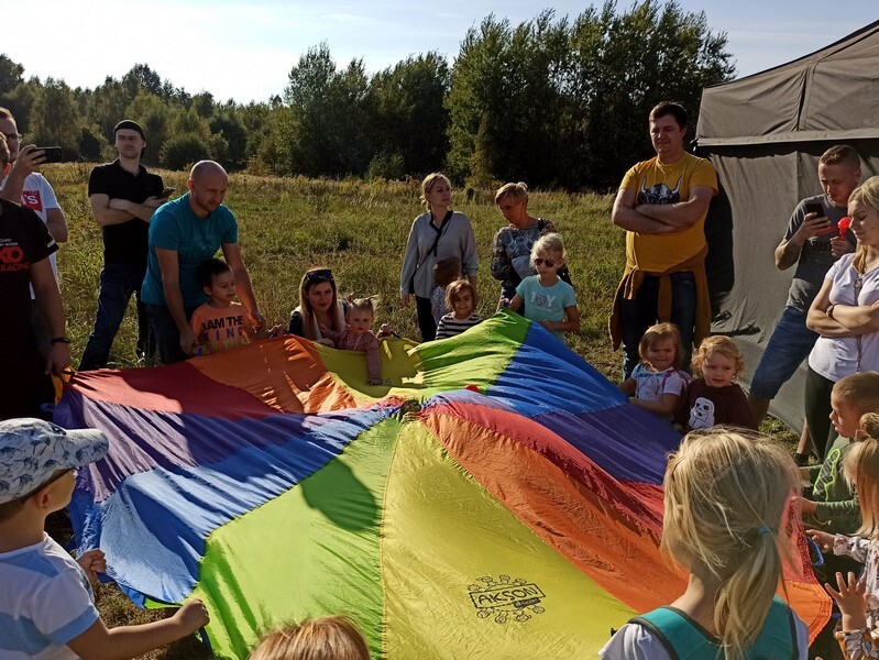 Dzień Baniek Mydlanych za nami! W niedzielę, 3 października, na terenach zielonych przy ulicy Górnośląskich w Rudzie Śląskiej-Bykowinie pojawiły się prawdziwe tłumy. Rudzian przyciągnęła zapowiedź dobrej zabawy i spotkania z Kicią Kocią. Zapowiadano moc atrakcji, ale rzeczywistość okazała się nieco inna. Zobaczcie fotorelację!