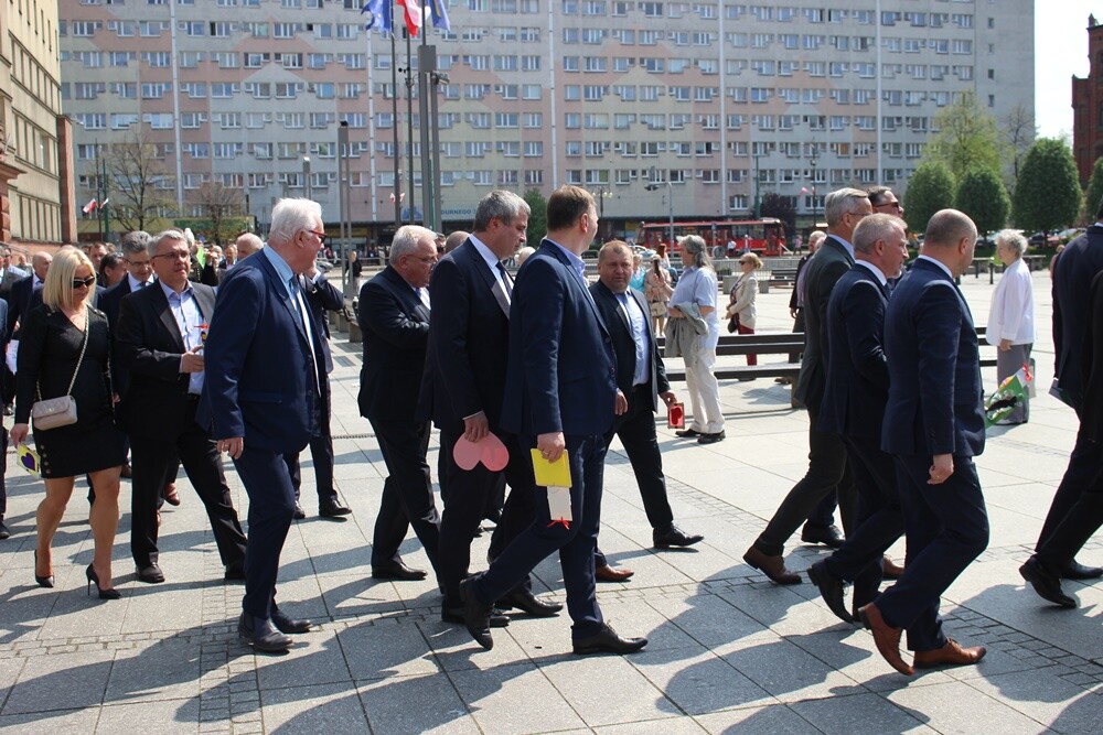 Dzisiaj wspomnienie św. Floriana, patrona hutników, strażaków i kominiarzy. Z tej okazji odbył się tradycyjny przemarsz byłych i obecnych pracowników Huty "Pokój" spod zakładu do kościoła św. Pawła Apostoła w Nowym Bytomiu.